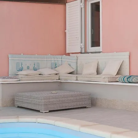 Lovely Garden To Private Heated Pool *