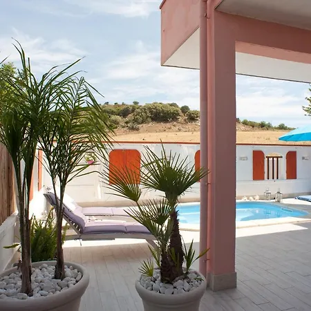 Lovely Garden To Private Heated Pool