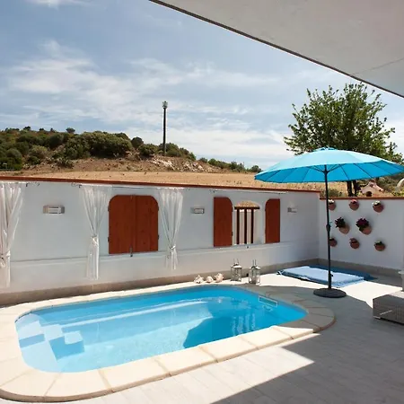Lovely Garden To Private Heated Pool