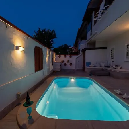 Lovely Garden To Private Heated Pool Apartment