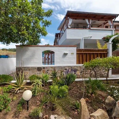 Lovely Garden To Private Heated Pool Apartment