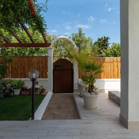 Apartment Lovely Garden To Private Heated Pool *