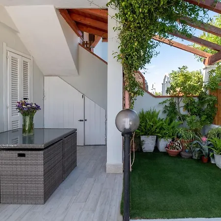 Lovely Garden To Private Heated Pool Apartment