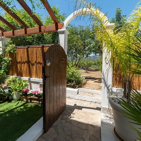 Lovely Garden To Private Heated Pool Apartment